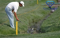 Kỹ thuật cứu bóng golf khi rơi vào chướng ngại nước
